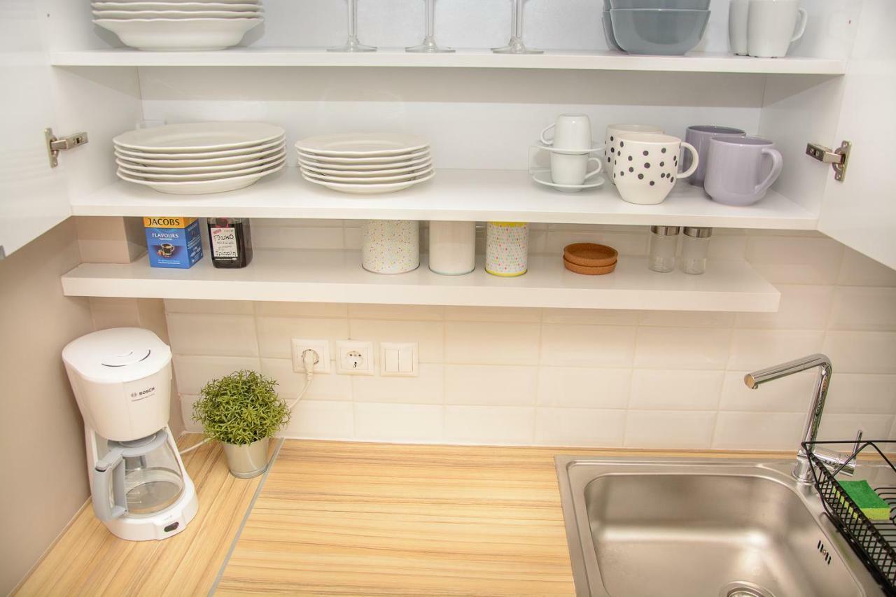 Fully Renovated And Relaxing Apartment เอเธนส์ ภายนอก รูปภาพ