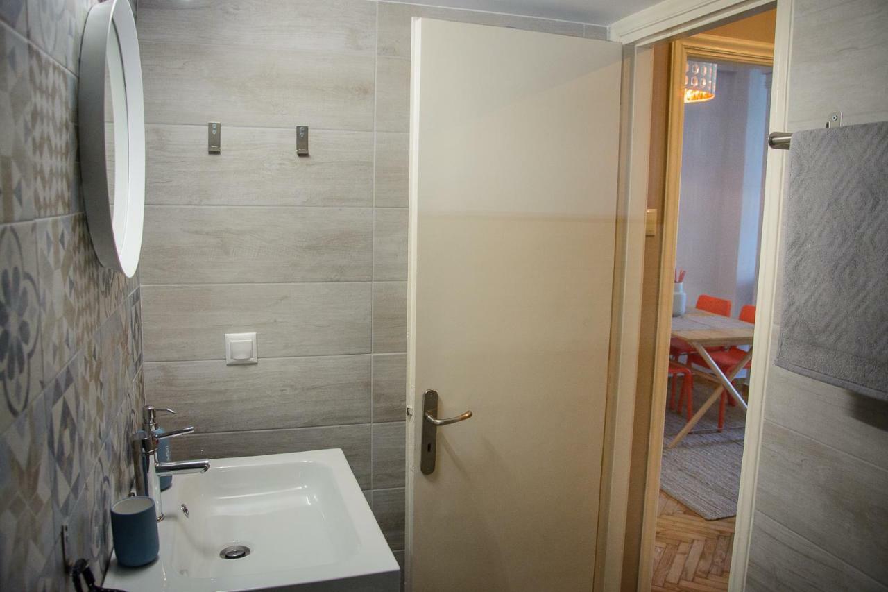 Fully Renovated And Relaxing Apartment เอเธนส์ ภายนอก รูปภาพ